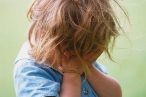 校园|小班姑娘哭鼻子，泪眼汪汪到中班找哥哥“抱抱”网友：太有爱了