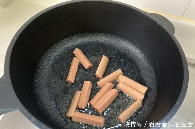 八月孩子迷上了这早餐,简单炒一炒就出锅,软糯Q弹,香辣过瘾