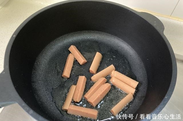 八月孩子迷上了这早餐，简单炒一炒就出锅，软糯Q弹，香辣过瘾