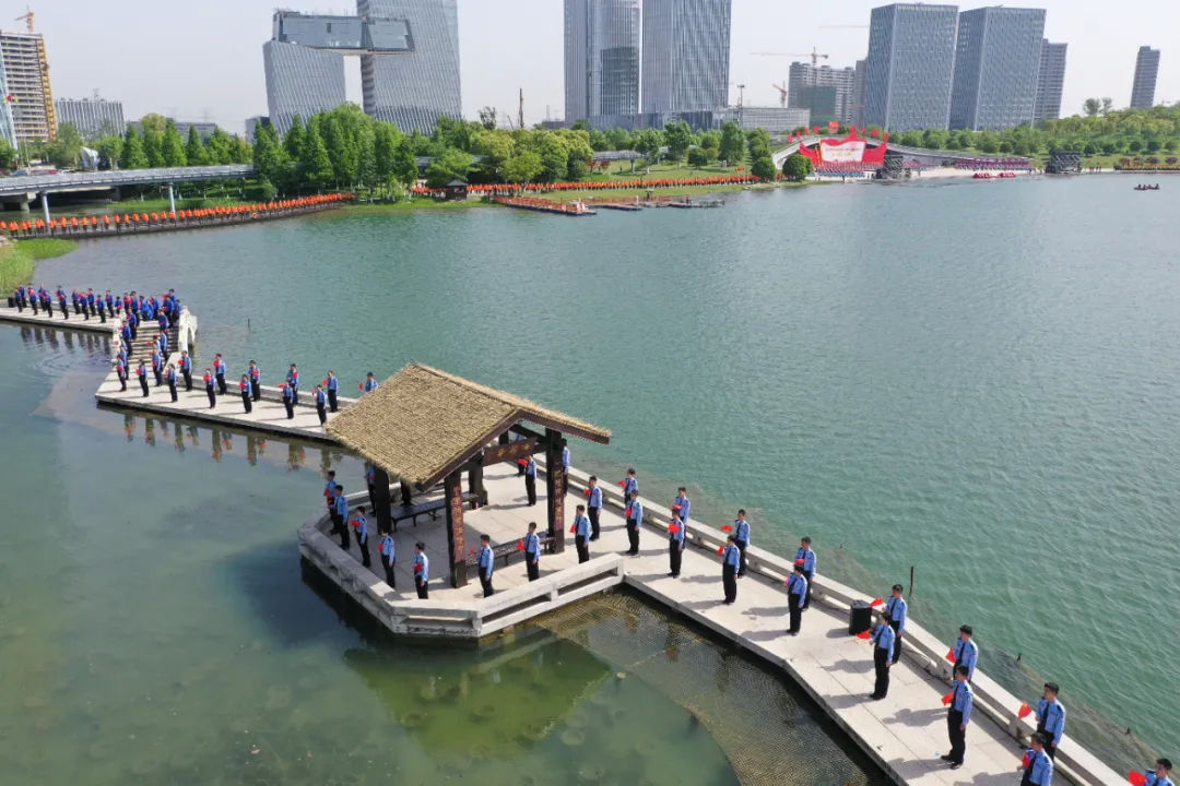 凤凰湖畔，同唱一首赞歌！