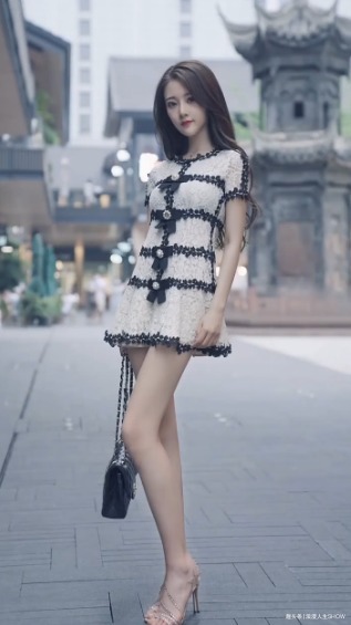 白色雪纺连衣裙,穿出气质美少女,甜美风也能不失性感