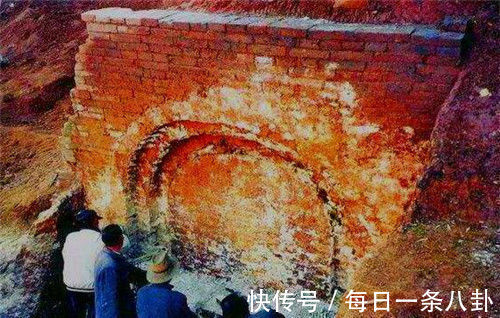 专家&古墓发现“不腐女尸”,几十位专家不敢动,盗墓贼看不下去我来