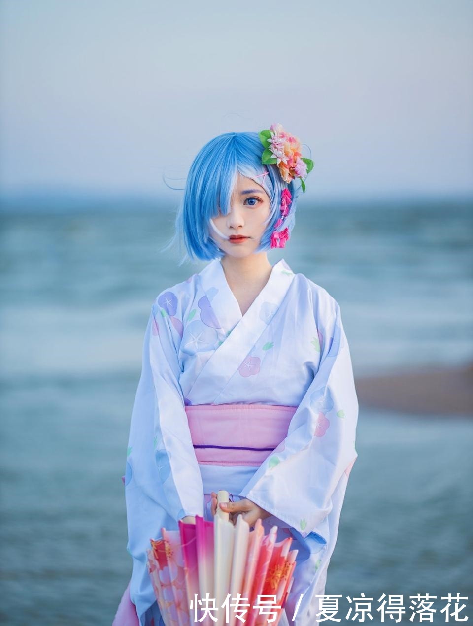 萌妹|Reo蕾姆海边COS,身穿和服眼神无辜,赤着小脚的她邀请你“玩耍”!
