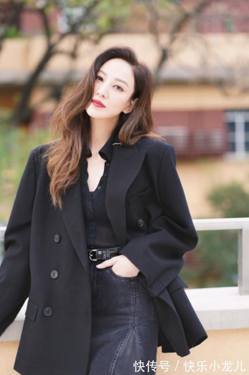 牛仔半身裙 时尚穿搭,穿黑色的牛仔半身裙,挺有时尚气质的