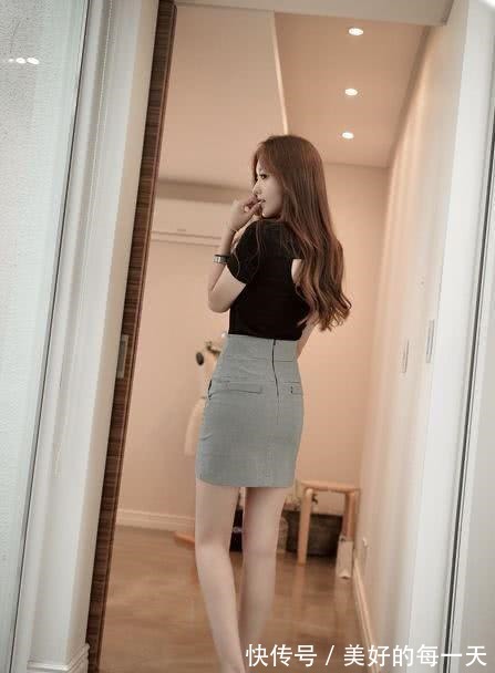 清纯|黑色短袖搭配职业套裙,也能清纯活泼起来