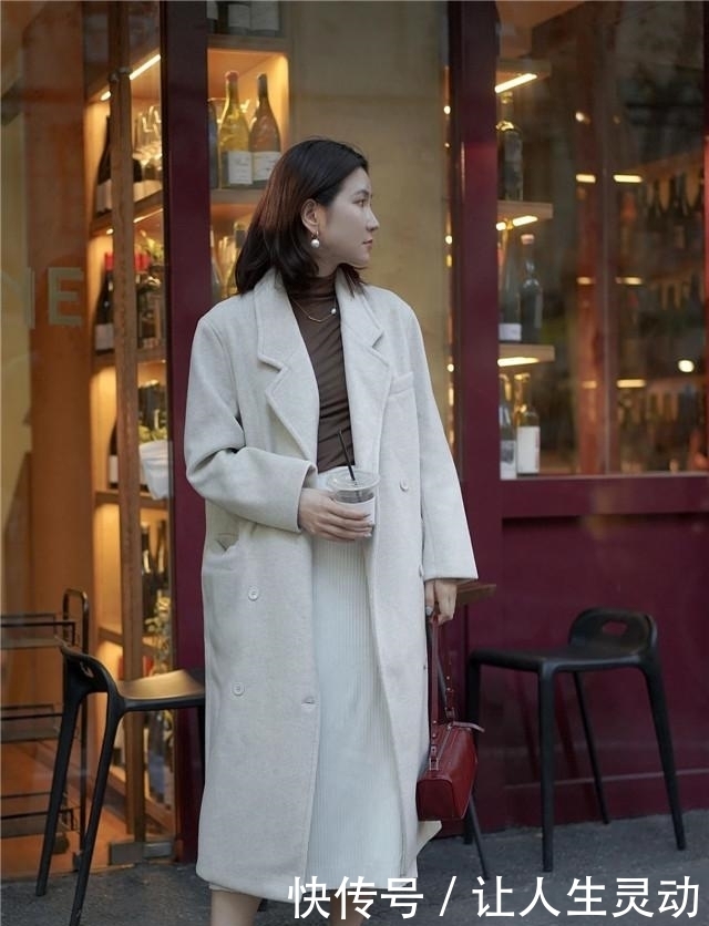 40岁女人,穿什么颜色最好看?这3个“干净色”,衬肤色显气质