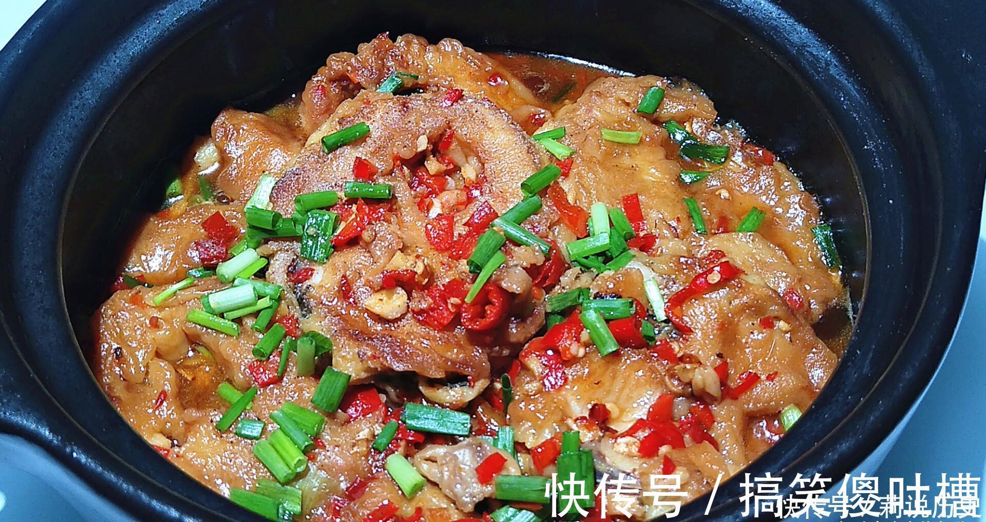 肉质|草鱼和豆腐价廉味美，放在一起炖肉质细嫩，汤浓味美，没有泥腥味