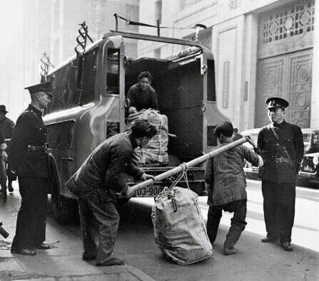 合法|重庆大爷买房拿12锭金元宝,到底价值多少钱,直接交易合法吗?