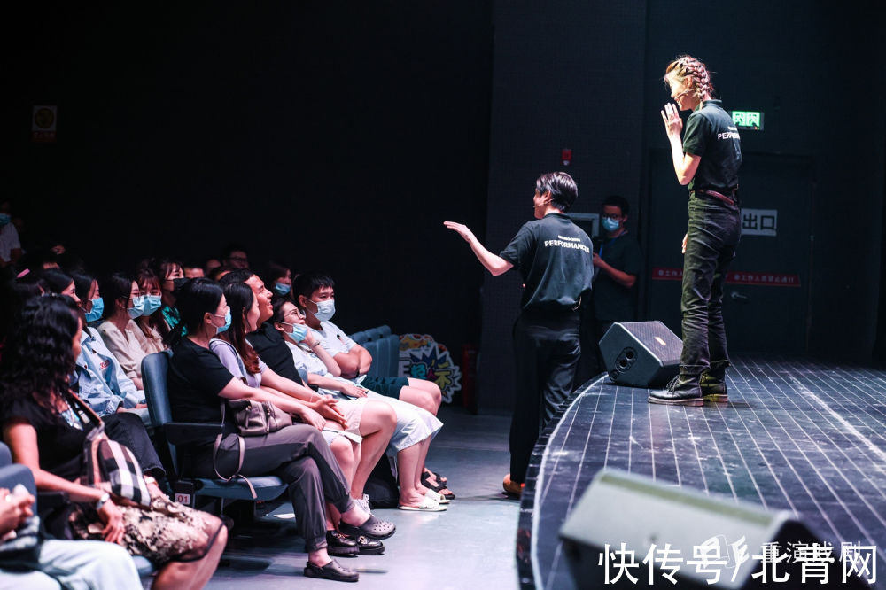 上游新闻|演员观众“斗戏”，解压又好玩《YYDS情景喜剧&即兴戏剧》重庆首演