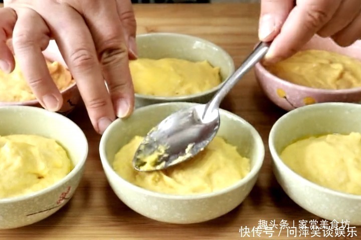 玉米面蒸糕|做玉米面蒸糕，用冷水还是热水和面很多人做错，难怪发硬不好吃