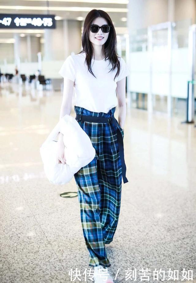 最近火了一种裤子,叫“烟管裤”,显瘦时髦还很百搭,谁穿谁好看