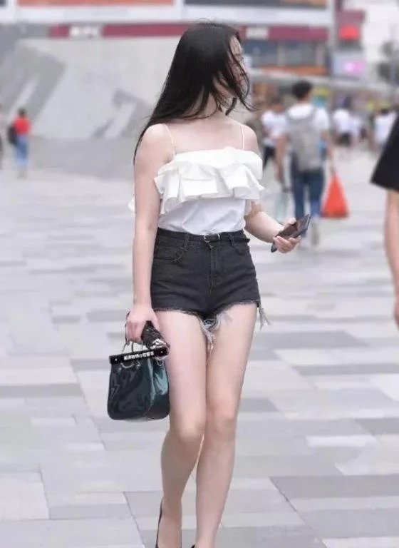 大气|街拍:仪静体闲的小美女,身穿镂空上衣,大气靓丽