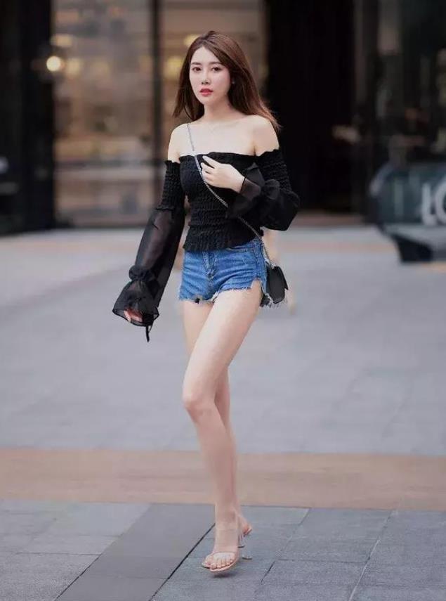 夏日|走在夏日的街头,齐肩短发的小姐姐,看上去充满着魅力