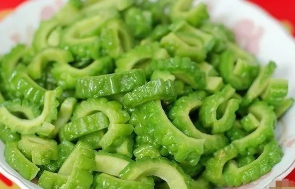 苦瓜|炒苦瓜时，只会焯水还不行，多加这一步，苦瓜清脆还不苦