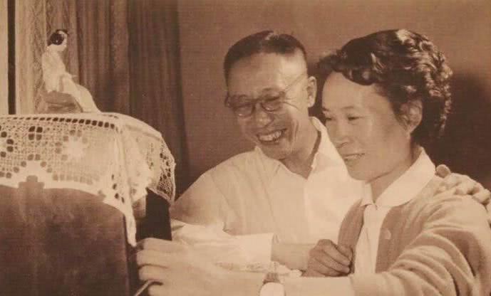 回答|溥仪正在等公交车时，一群老人突然跪地喊皇帝，溥仪回答让人尴尬