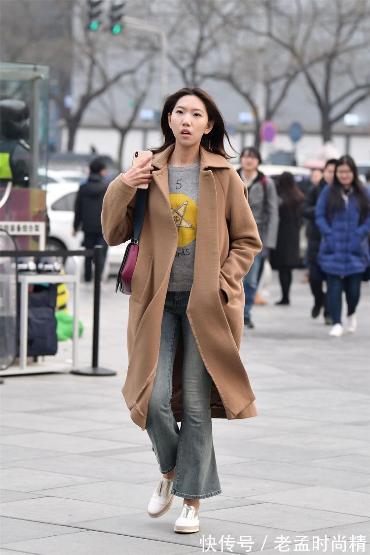 工装鞋|街拍:闺蜜有互相衬托的感觉,短裙配长靴和长裙配短靴,非常时尚