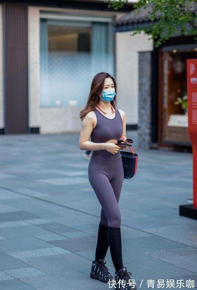 宝蓝色 会穿搭就是美,蓝色绸缎衫配黑色“甩甩”裤,穿着优雅又时髦