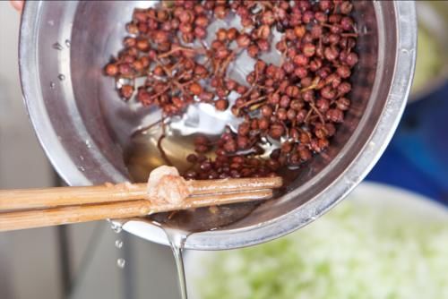 白菜做馅，切忌用盐杀水，给您支一招，白菜不出水，饺子鲜美多汁