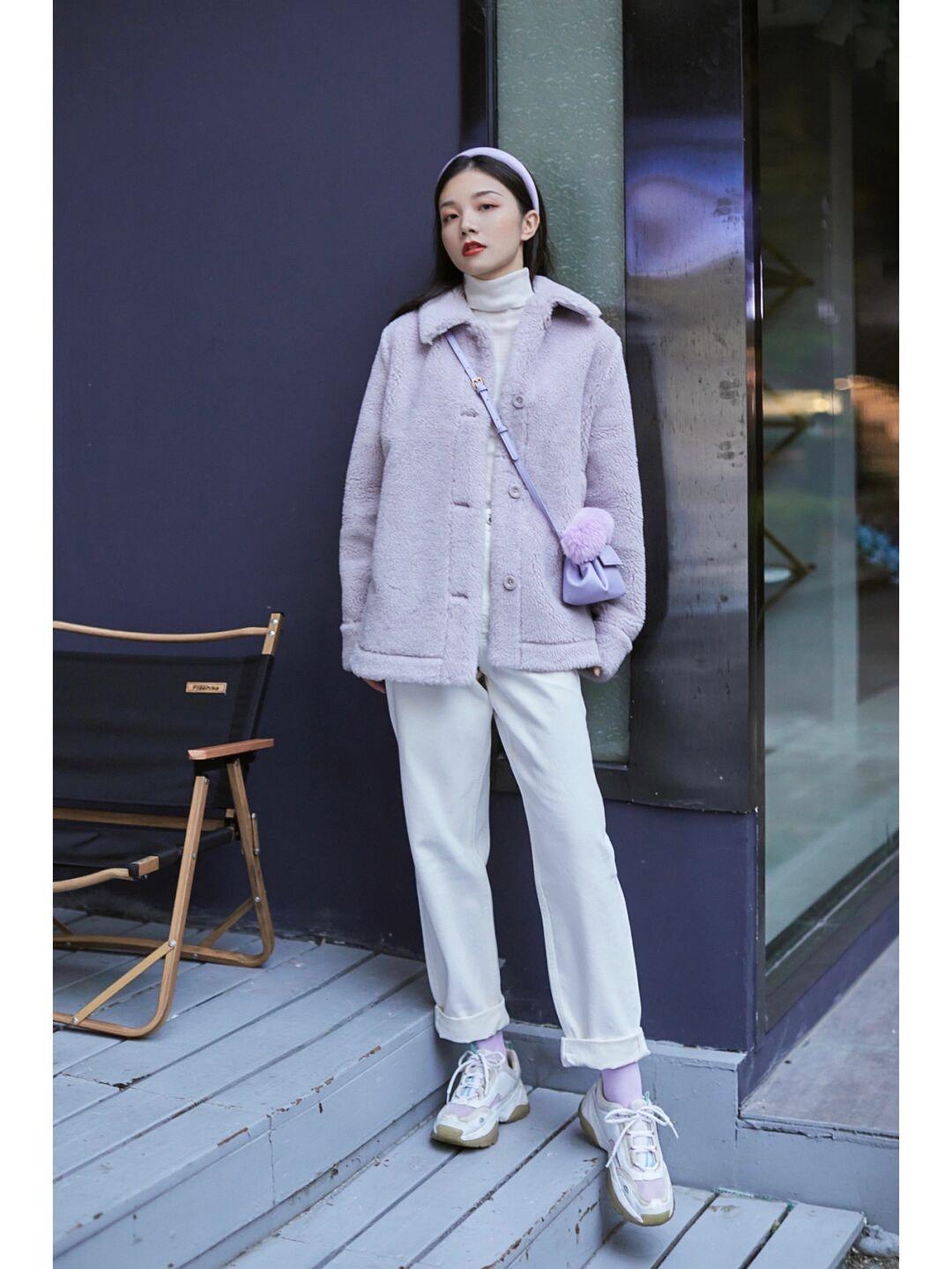 外套 今天偷偷分享一些私藏的秋冬保暖搭配,香芋紫外套+白色牛仔裤保暖又时尚!