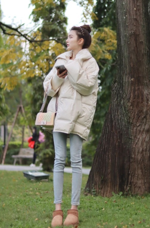 小姐姐|今年流行“羽绒服+小脚裤”,时髦显瘦又保暖,轻松美出新高度