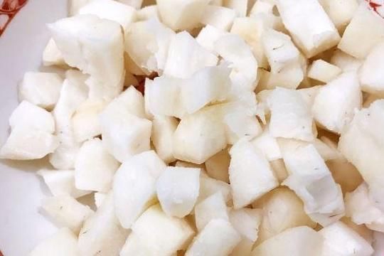 片糖|广东人早茶“四大糕”之一,简单4种食材搅出马蹄糕,生津还通便