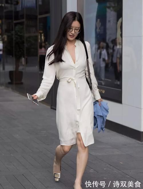 黑白配 素白色连衣裙,搭配一款时尚黑包包,戴眼镜小姐姐淑女范十足