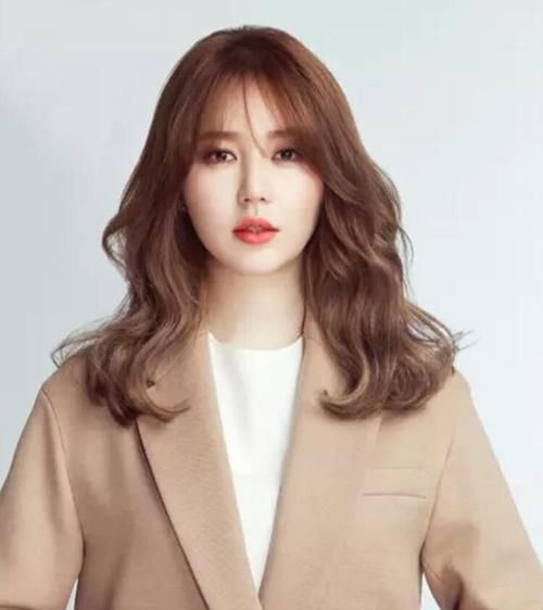 别再披头散发了！这有10款适合圆脸的中卷发型，可甜可盐