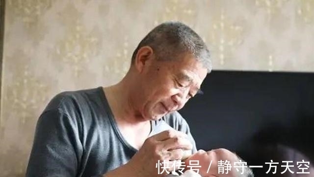 老两口|67岁高龄孕妇产女后续,3个多月已有13斤重,一家人其乐融融