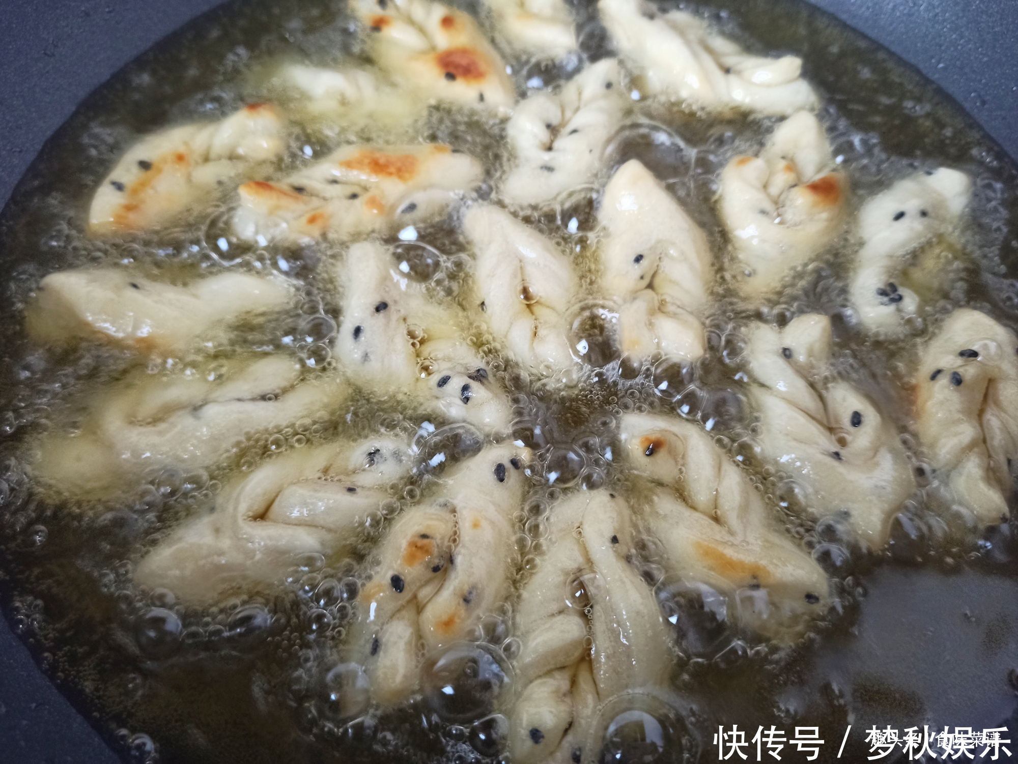 炸果子做更好吃,咬一口香甜嘎嘣脆,年味太足了,好吃不油腻