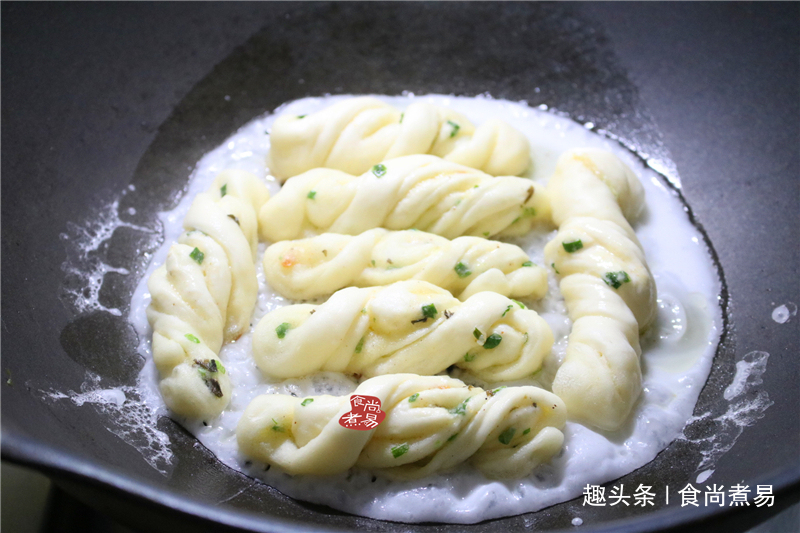 首次做这款花卷,新手也能快速学会,表面蓬松柔软,底部香酥脆口