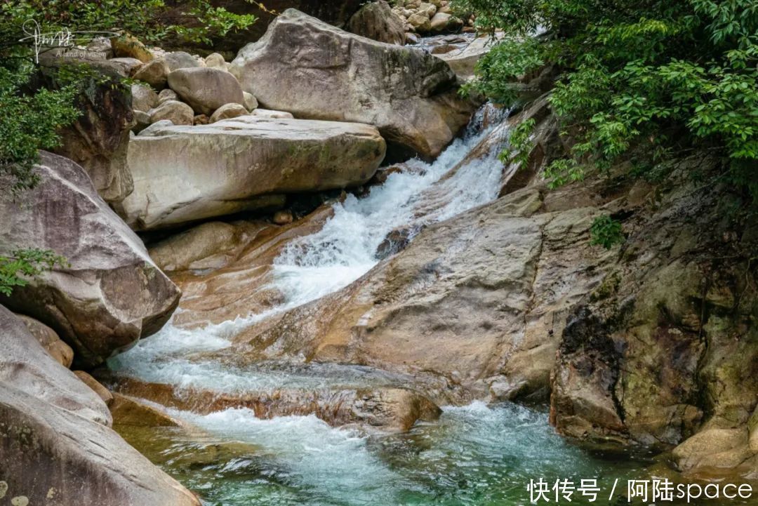 夏腊梅 游览“浙西小黄山”，这里的溪涧尤其适合在夏天玩耍