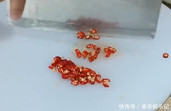 鲜香|红烧鱼好吃又诀窍,鲜香适口,外酥里嫩,端上桌就被大家吃完了