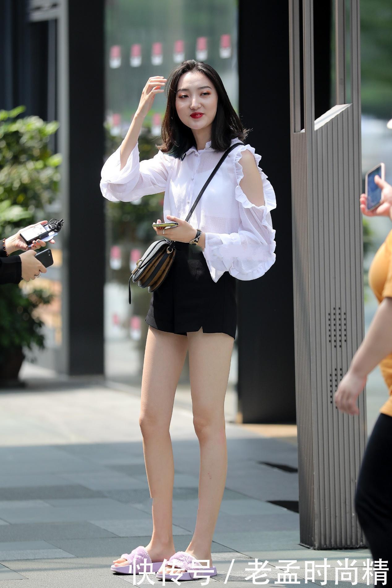 袖边|街拍:白色花边袖边衬衣, 搭配黑色裙子, 变身职场女精英