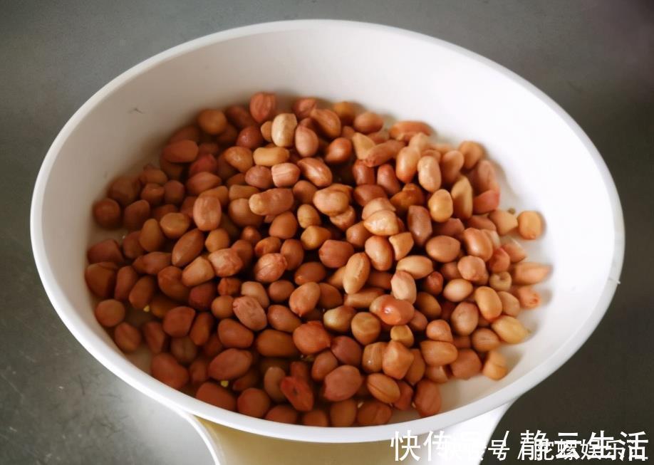 花生不油炸不水煮，学会1个秘制吃法，蒜香浓郁酥香脆，特解馋