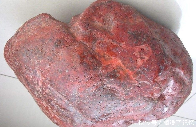 厉声|小伙搬“赌石”鉴宝,专家面露难色,厉声呵斥:你让我怎么估价