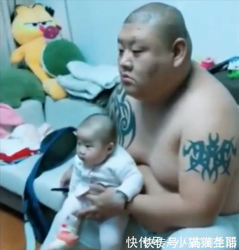 小沅|爸爸抱着宝宝一起看电视，长相神情完全同步，遗传基因太强大了