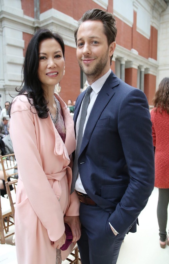 邓文迪的气质与众不同,穿一件粉色带内搭连衣裙,非常高级洋气