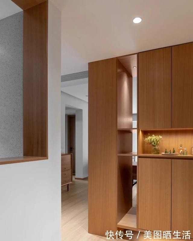 玄关柜|68平的精致两居室,独居小妹妹真懂生活,双面柜的设计非常巧妙!