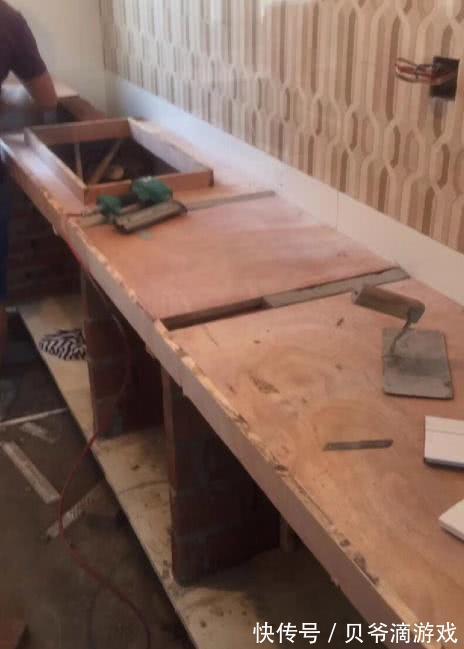 嵌入式|现在还有人砖砌橱柜?老土公婆非要弄,没想到装修完效果还不错