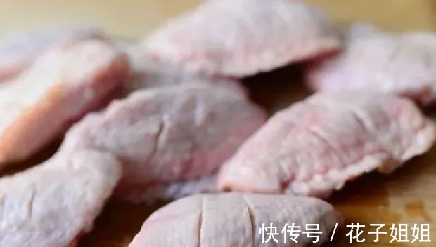 鸡翅|柠檬黑椒烤鸡翅，肉嫩多汁！好吃到停不下来！