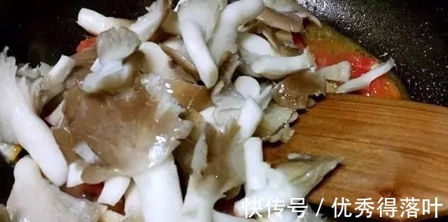 西红柿|西红柿别再煮汤了,和这两种食材一起炒更好吃,你试试就知道~!