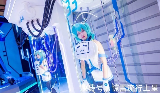 2233娘|98亿天价手办走入现实,2233娘到达现场,粉丝看这Cos可就不困了