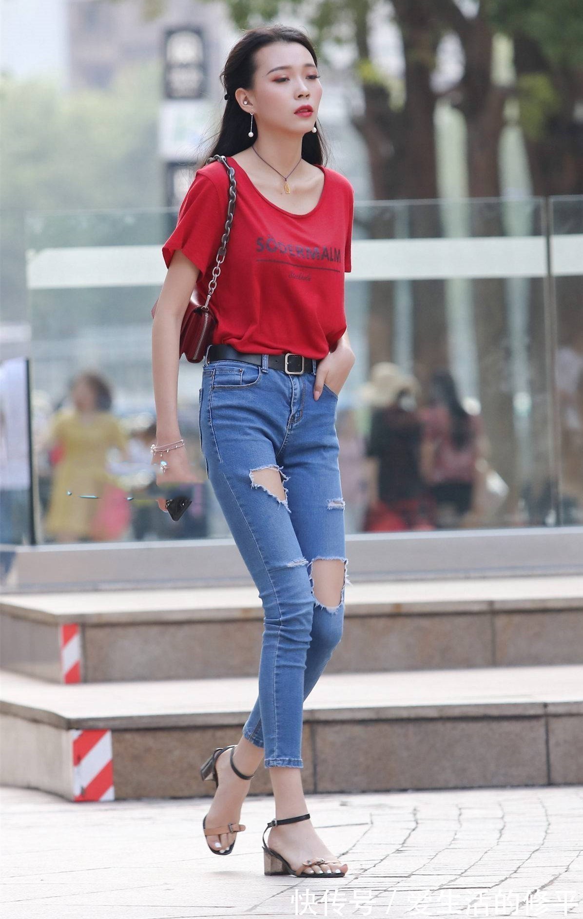 淑女 破洞牛仔裤搭配高跟凉鞋,淑女风的气息,展现满满的时尚与活力