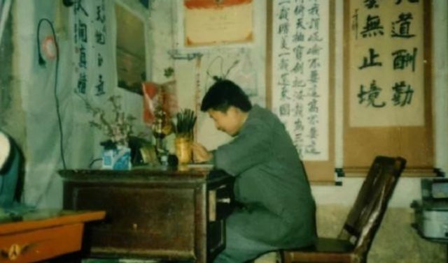 谢老板|27岁小伙初中辍学,靠卖字挣得7套房,走红后却受到抵制