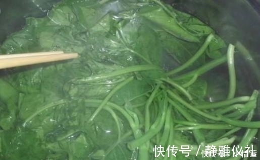 大厨|炒空心菜,为啥一下锅就变黑?大厨给你支一招,出锅后翠绿又脆嫩
