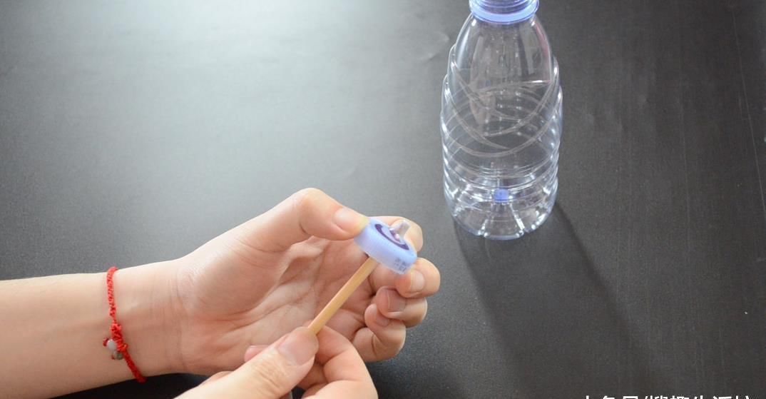 塑料瓶别再扔了, 改造一下, 秒变清洁神器, 解决了家家户户的难题