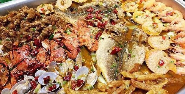 土豪组局聚餐,只点一道菜,四个服务员抬着上菜,惊得下巴要掉了