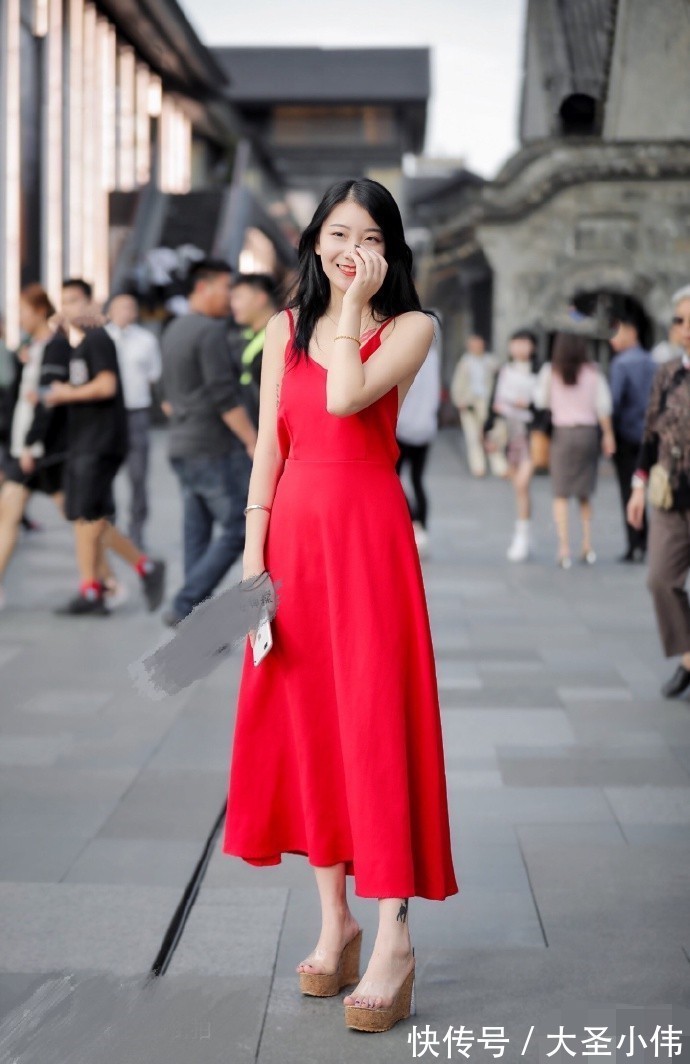 小姐姐|美女街拍：姐姐的“红”很妖艳，既显身材又显气质，长裙就该这样穿