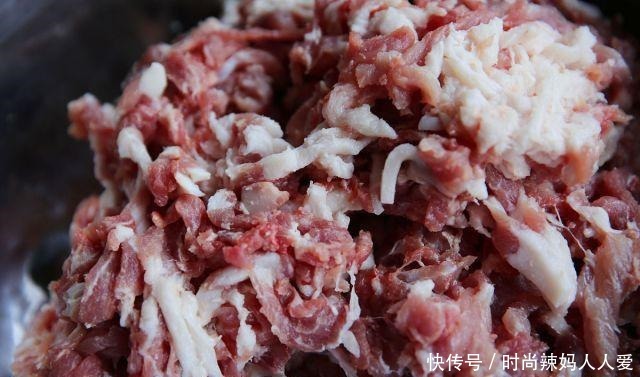 灌香肠用前腿肉还是后腿肉都不对,香肠老板教你选肉,不腻且香