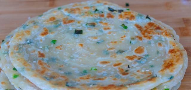 葱花饼这样做,不需要烫面照样柔软,1分钟出锅,放凉也不发硬!